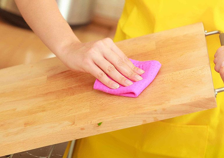 4 Cara Mudah Membersihkan Talenan Kayu Dari Getah 2