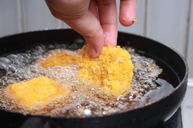 cara menghilangkan minyak berbusa saat menggoreng makanan