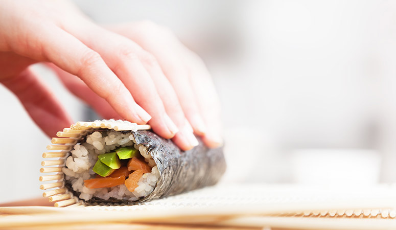 tips menggulung sushi detail